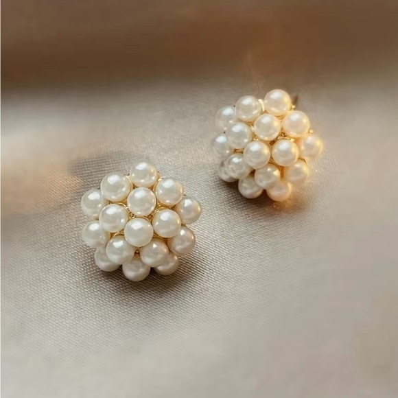 ⚜️3 for $30⚜️ Pearl Cluster Stud Earrings (Gold Tone) - Picture 3 of 5